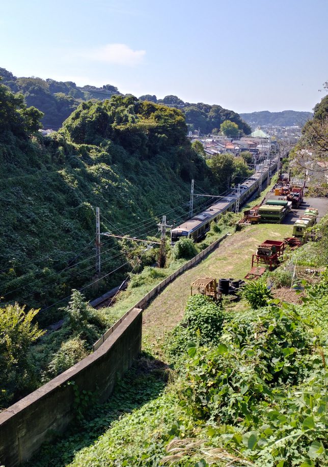 名越切通し手前から見下ろす横須賀線