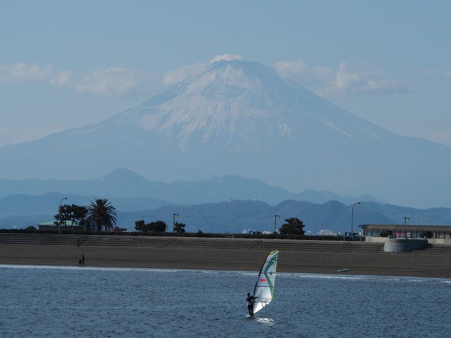 腰越漁港から臨む富士山
